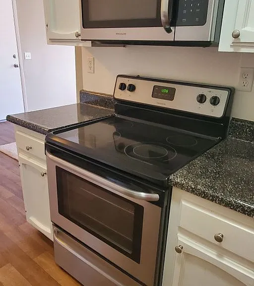 Royal Village Apartments — Photo 41