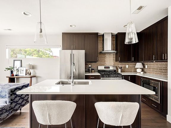 3rd image of 28 S Lincoln St #28