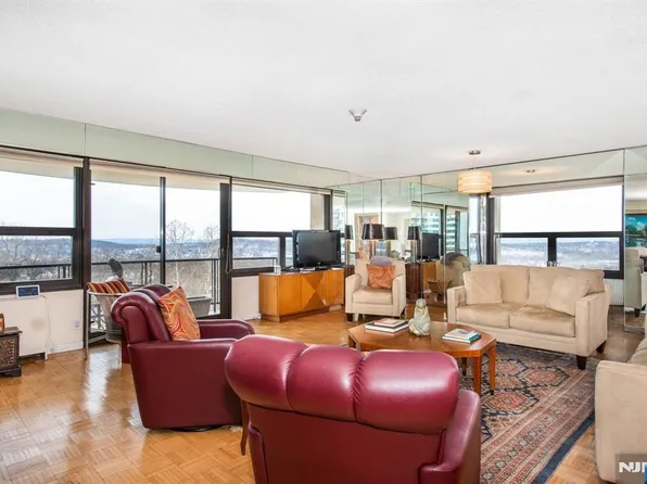 2 Claridge Dr APT 4MW, Verona, NJ 07044