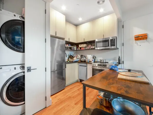 557 Saint John's Place image 5 of 10