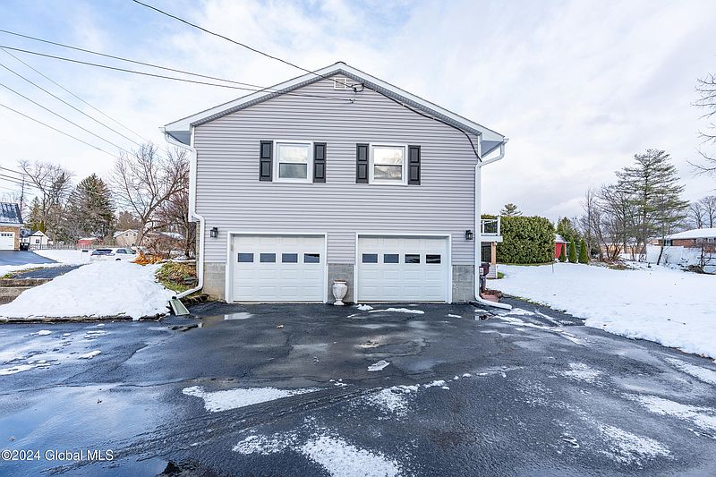 3rd image of 9 Havenbrook Drive