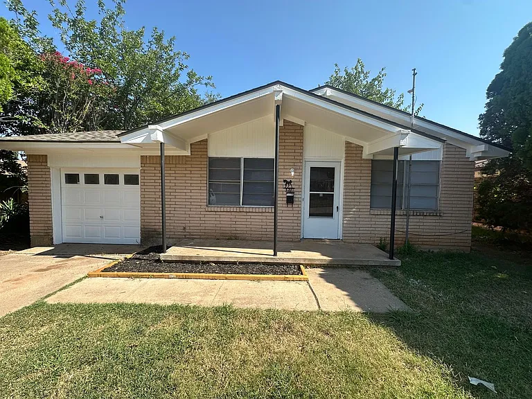 321 W Michael Dr — Photo 2