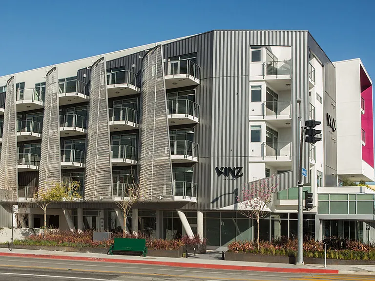 950 S Fairfax Ave — Photo 16
