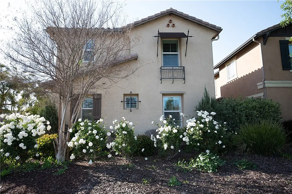 5 bed, 3.5 bath, 2325 sqft, $4,000 — Photo 1