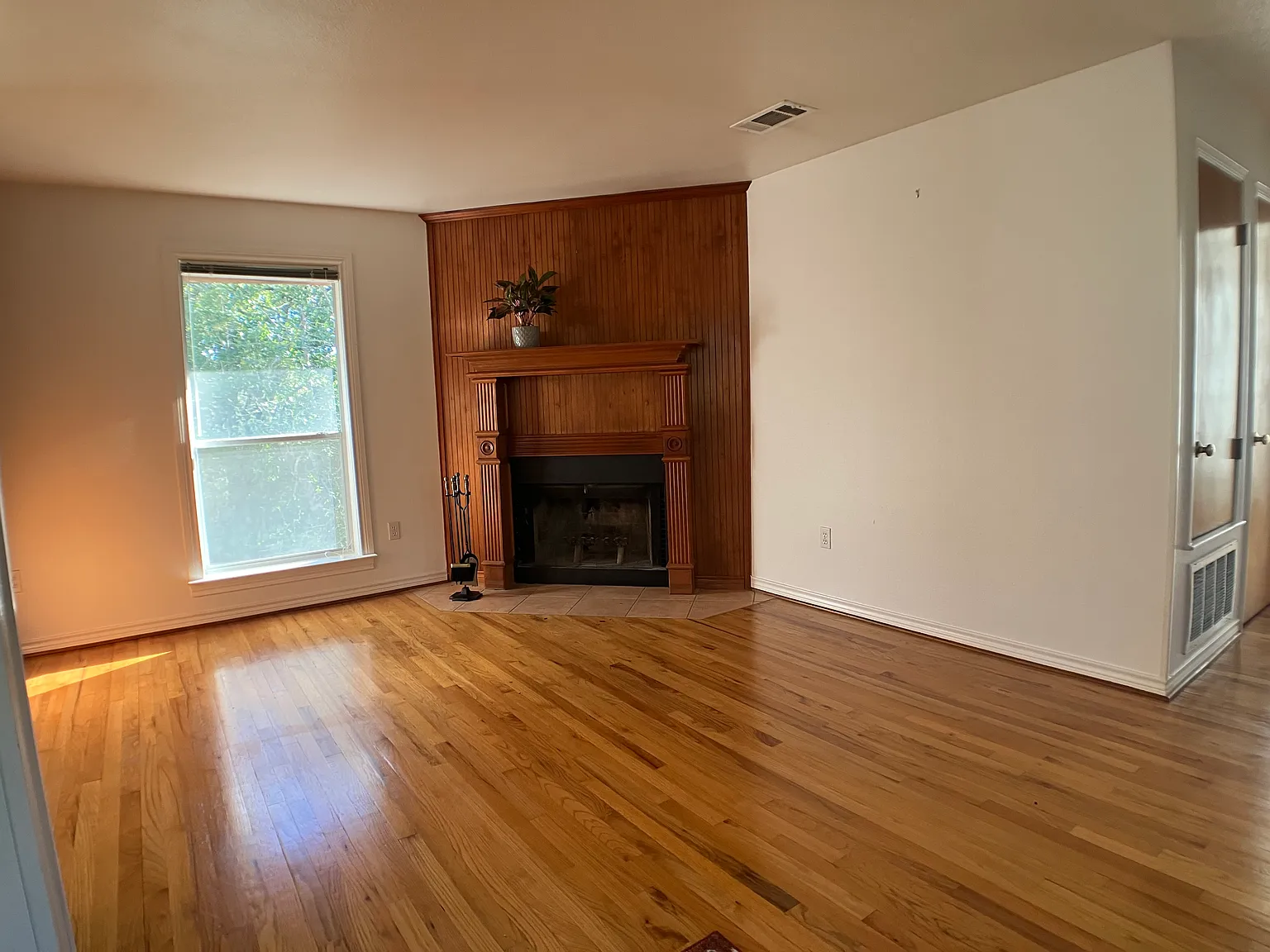 3 bed, 2000 sqft, $2,045 — Photo 4