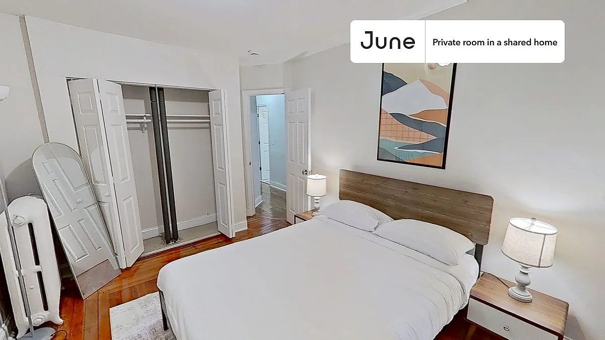 Queen bedroom in 4 bed/1 bath home in Roxbury #1875 A — Photo 2