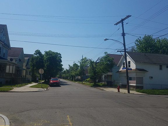 5th image of 409 Dearborn St