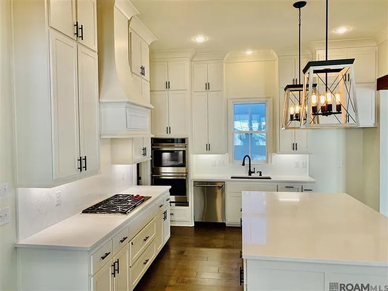 2212 Belfleur St — Photo 3