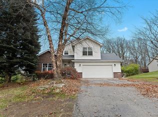 41 Sunset Pines Dr, Howell, MI 48843