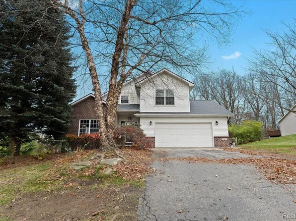 41 Sunset Pines Dr, Howell, MI 48843