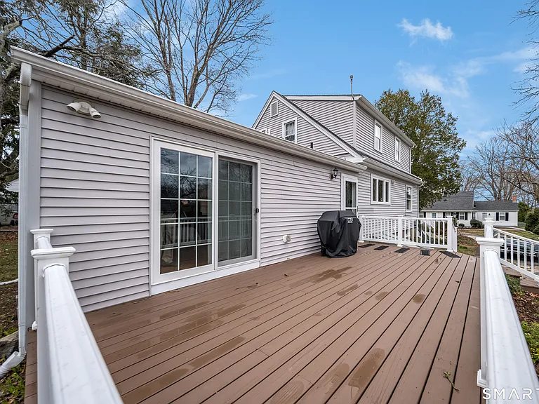 99 Bay View Ave — Photo 4