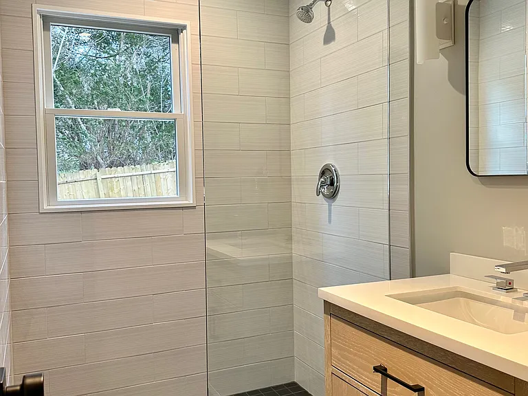 First floor bathroom. (Interior view)