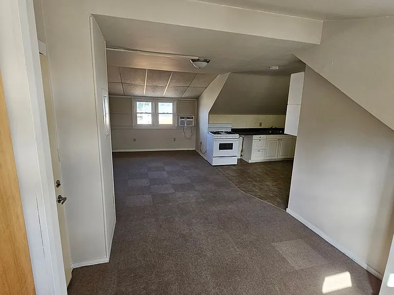 113 N Roche St — Photo 4