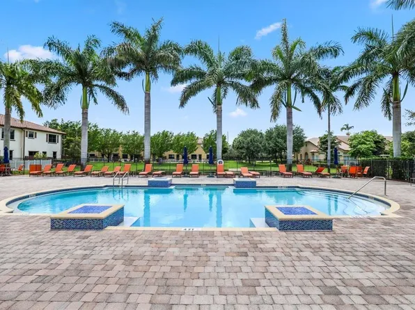 807 E Village Circle, Davie, FL 33325