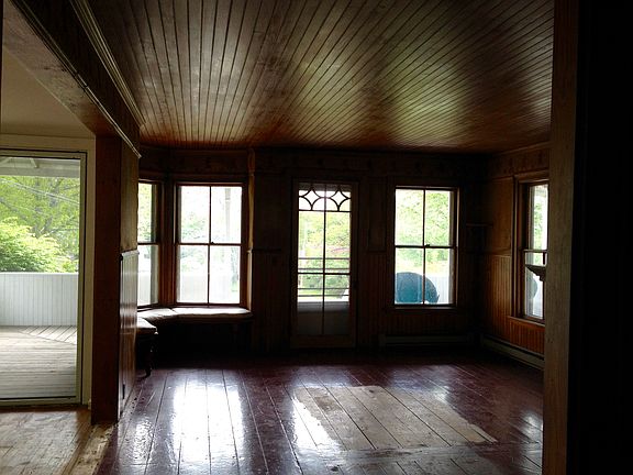 porch on left enclosed/heat