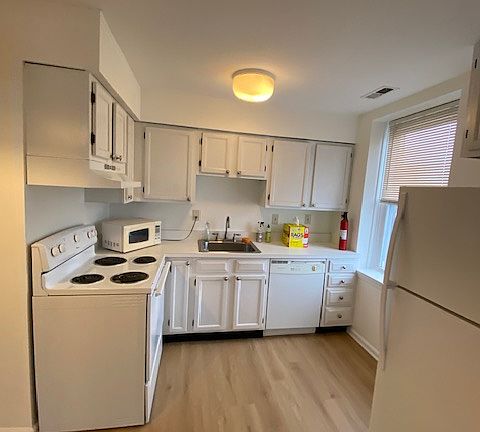 4th image of 2416 Brown St Floor 3