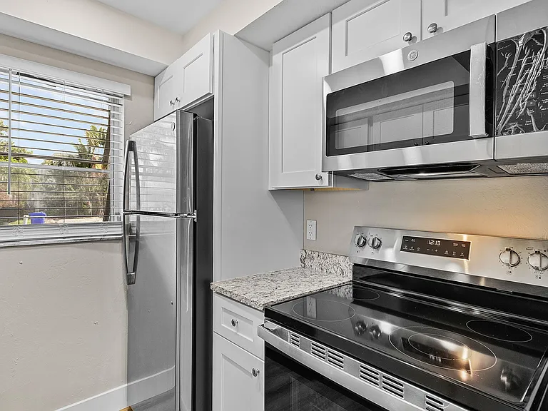 1917 Maravilla Ave #34 — Photo 11