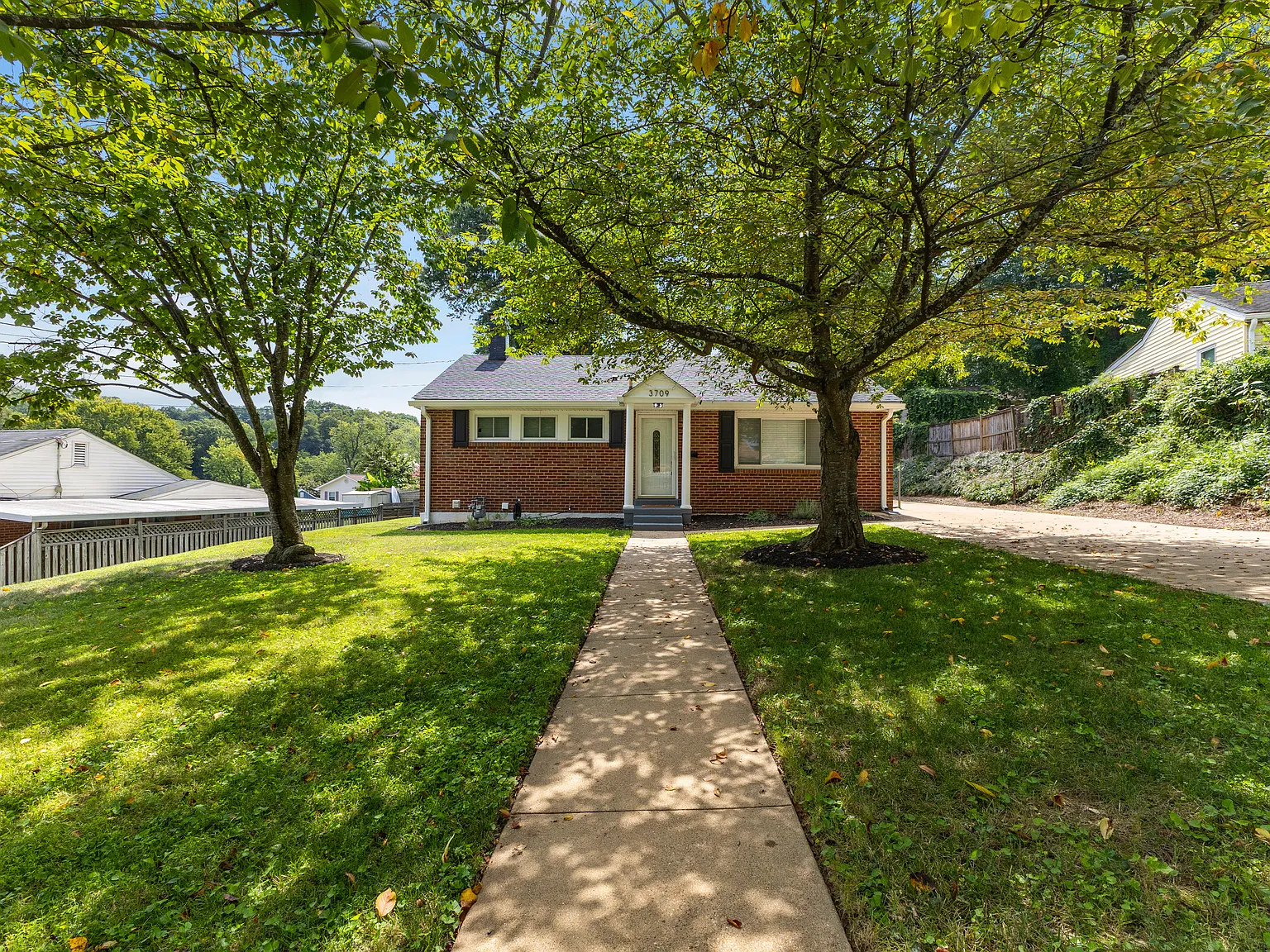 5 bed, 1924 sqft, $3,499 — Photo 2