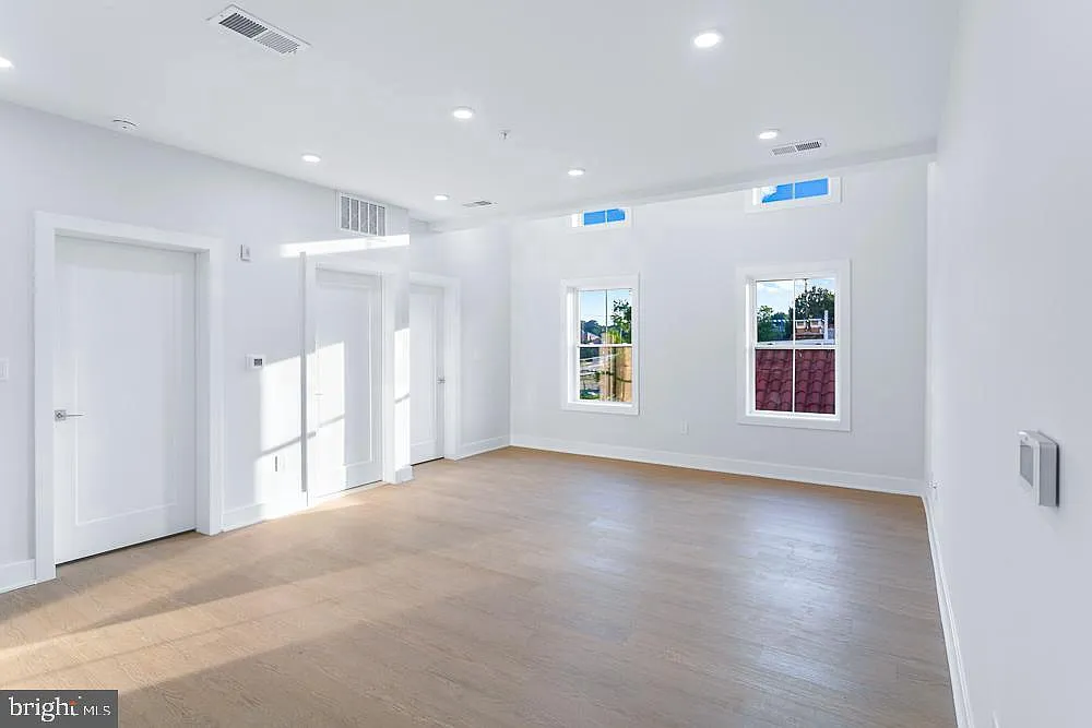 1109 NW Fern St NW — Photo 1