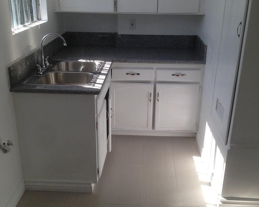 1st image of 6217 1/2 S Victoria Ave