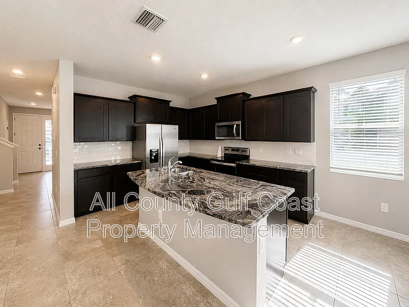 3 bed, 2.5 bath, 1813 sqft, $2,575 — Photo 3