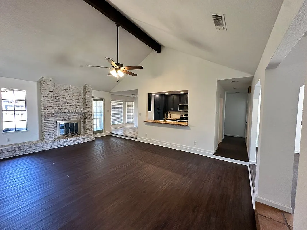 3 bed, 2.0 bath, 1684 sqft, $2,045 — Photo 2