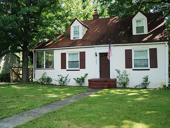 Adorable Stucco Bungalow