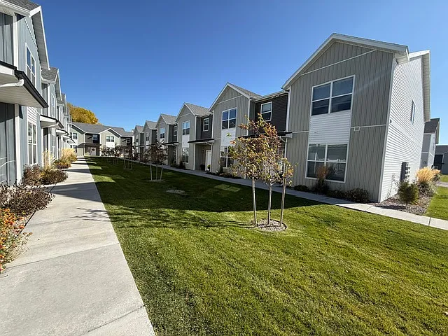 3 bed, 2.5 bath, 1646 sqft, $1,895 — Photo 2