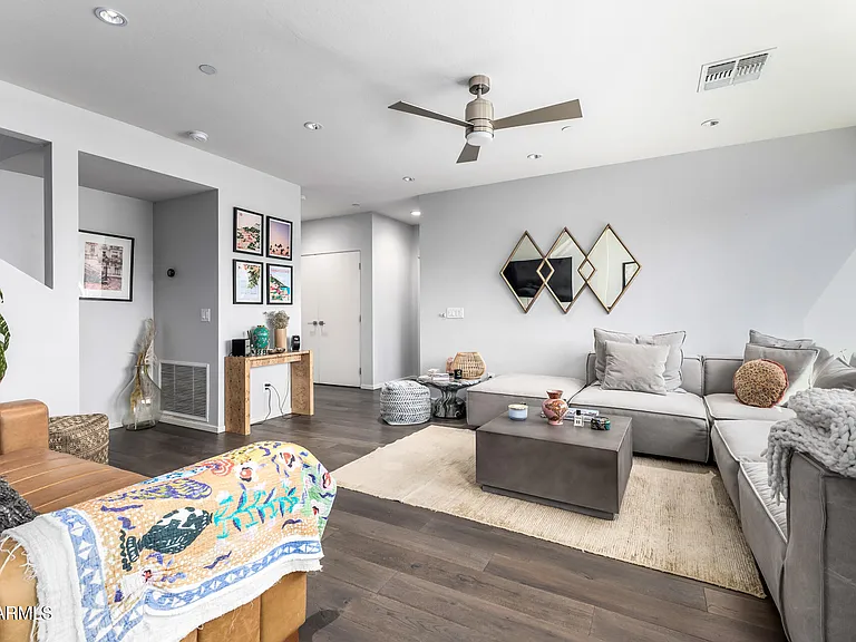 2740 E Roma Ave — Photo 16