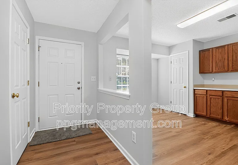3204 Barons Court Rd — Photo 3