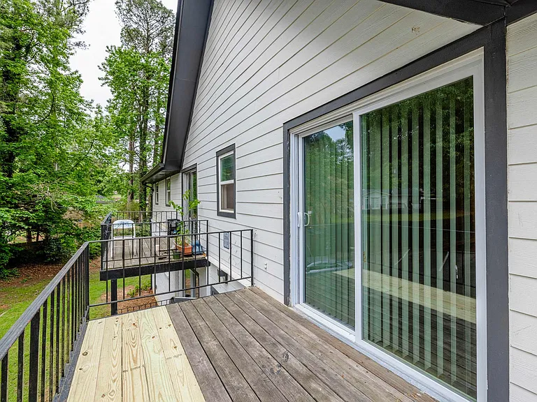 Modern Living in the Heart of Northlake — Photo 13