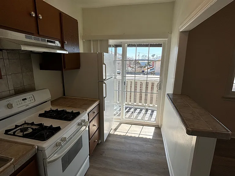 28-30 6th St #30B — Photo 9