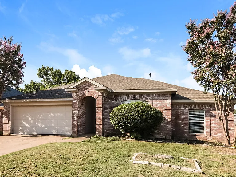 1626 Redwood Dr — Photo 3