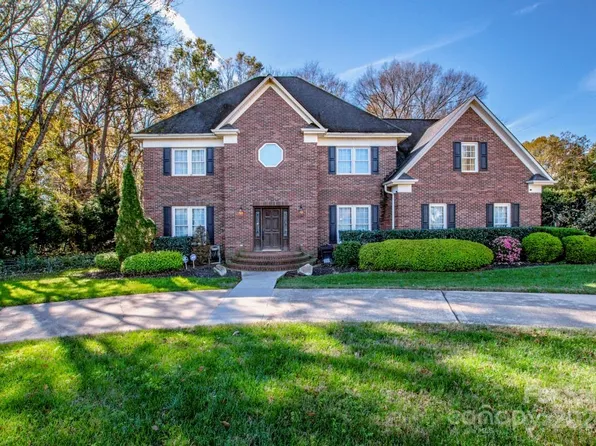 6021 Fox Crossing Dr, Charlotte, NC 28216