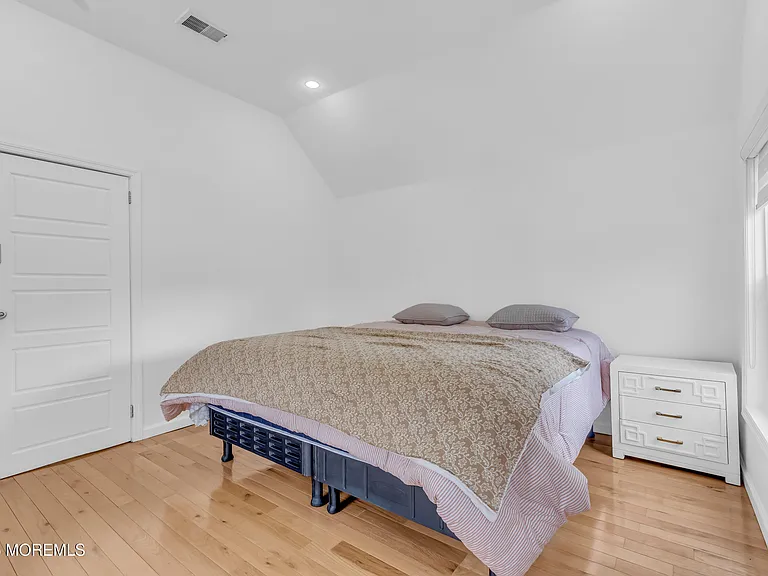 323 Roosevelt Ave — Photo 16