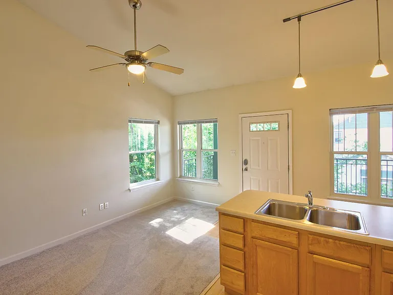 Scholar's Quad Collegiate Apartments — Photo 7