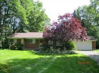 1376 Eason Rd, Waterford, MI 48328