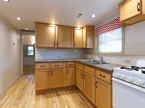 4th image of 859 Washington St