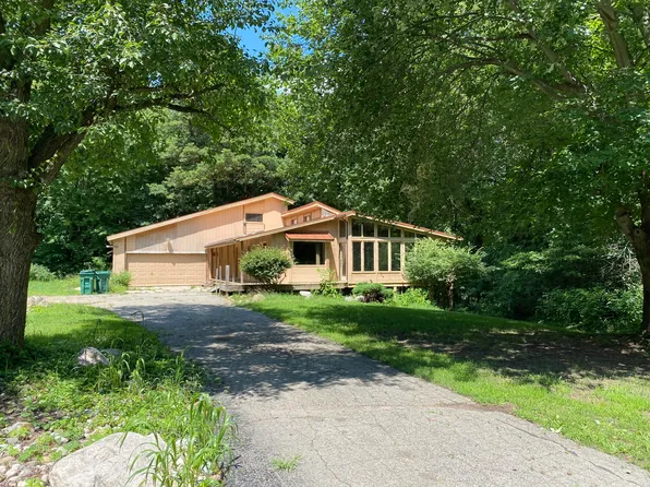 70102 Poley Dr, Sturgis, MI 49091