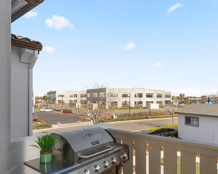 Spacious Townhomes in Provence at Natomas — Photo 75