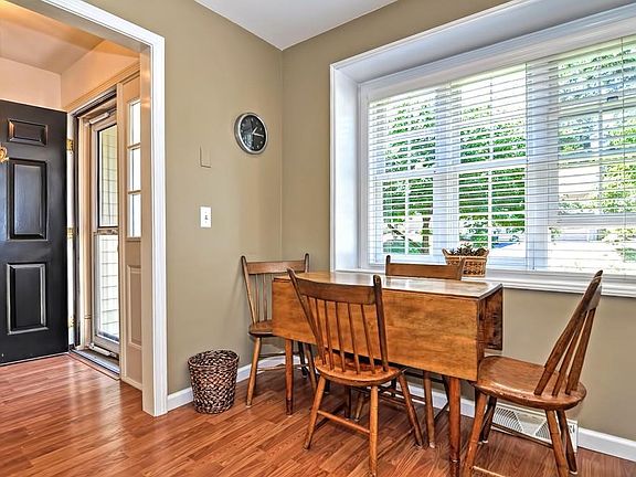 4th image of 30 Laurelwood Dr