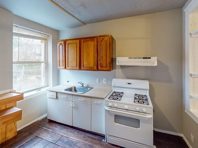 2429 Druid Hill Ave — Photo 3