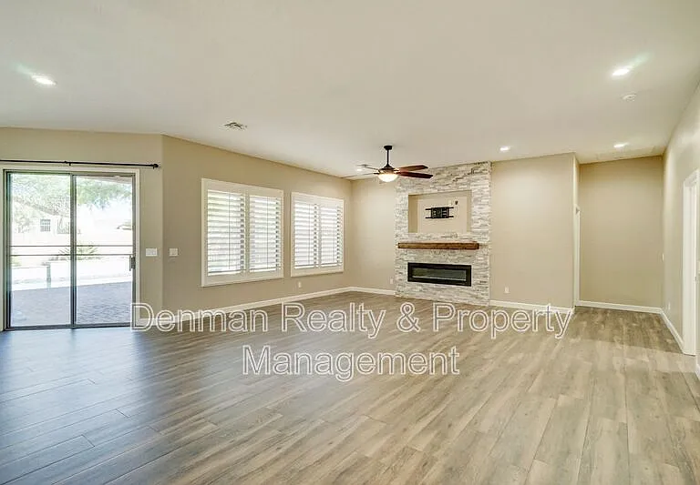 1357 N Drexel — Photo 15