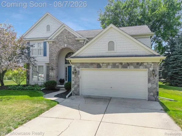 1960 Bloomfield Oaks Dr, West Bloomfield, MI 48324