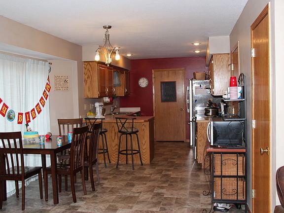 Kitchen w/pantry-right door