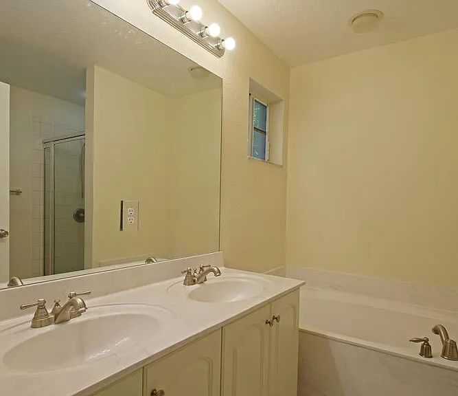1904 SW 60th Ave — Photo 9