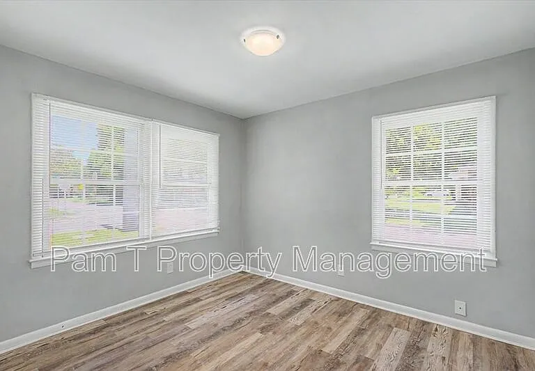 1719 E 59th St — Photo 17