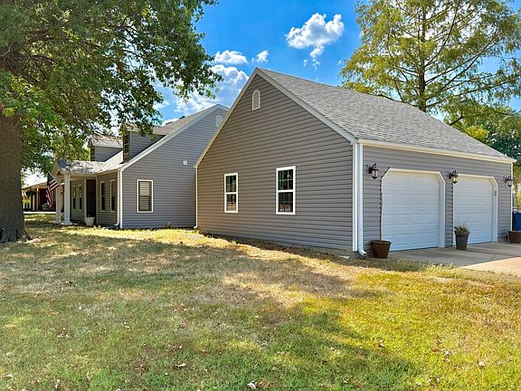 2nd image of 901 S Gretchen Ave