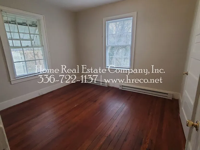 920 N Jackson Ave — Photo 2