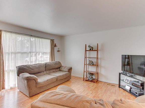 3rd image of 206 W Harriman Ave